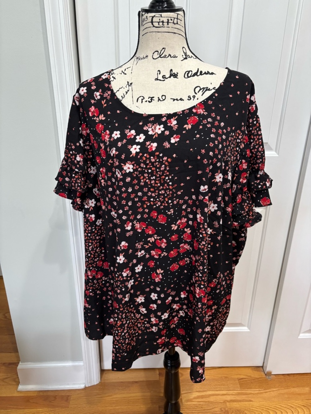 Lane Bryant Black & Red Floral Ruffle Sleeve Top - Size 26 - NWT